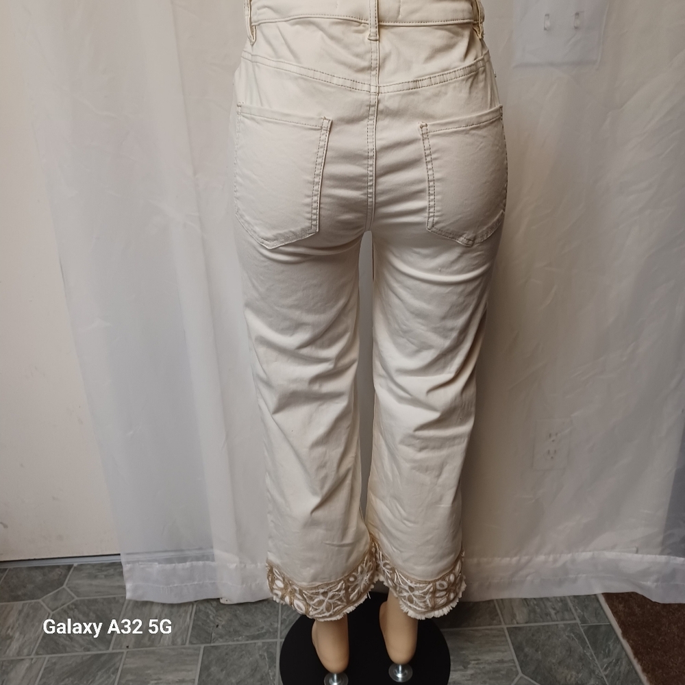 Charlies B Size 8 Cream Jeans with Embroidered Detail - Picture 7 of 14